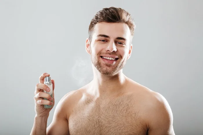 hombre con su regalo