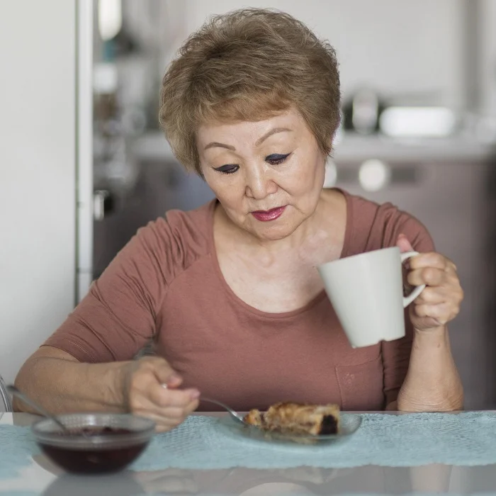 suegra tomando té