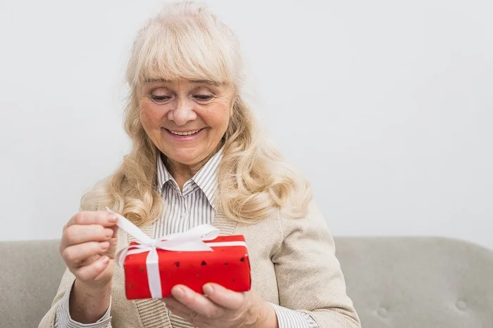 suegra con regalo