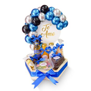 Tajada de torta + jugo  + ensalada de frutas + empanada + yogurt  + cerveza + frasco granola + chocolate en jaba de pino y arca de globos