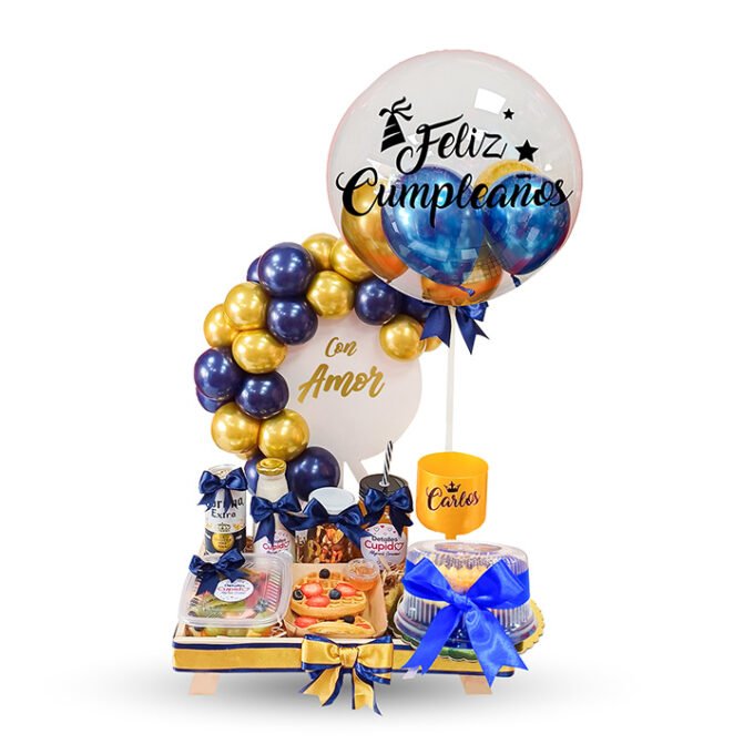 Mini torta especial + wafles + yogurt + ensalada de frutas + copa gin + jugo + frasco granola + cerveza + globo + arco de globos en bandeja de pino